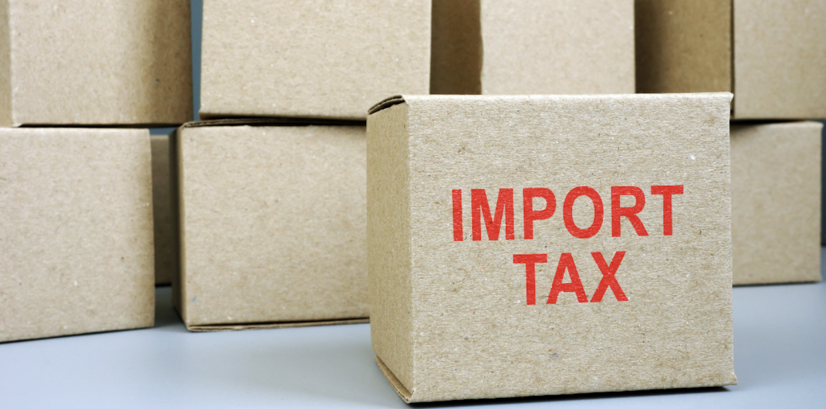 What are the risks of using an incorrect HS code when importing goods?